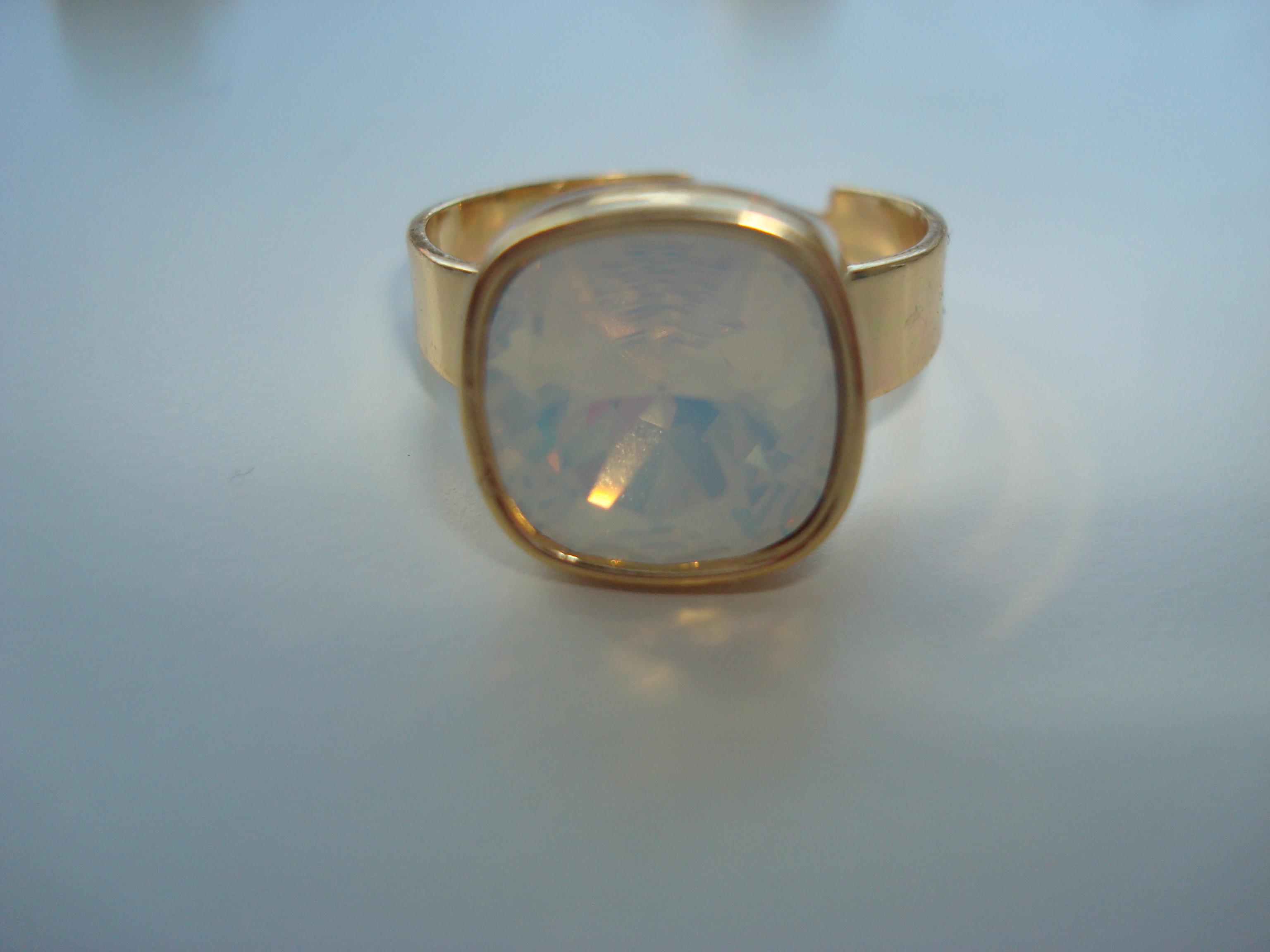 Gouden ring met Opal Witte steen Jewels by steph Gouden ring met Opal Witte steen Jewels by steph